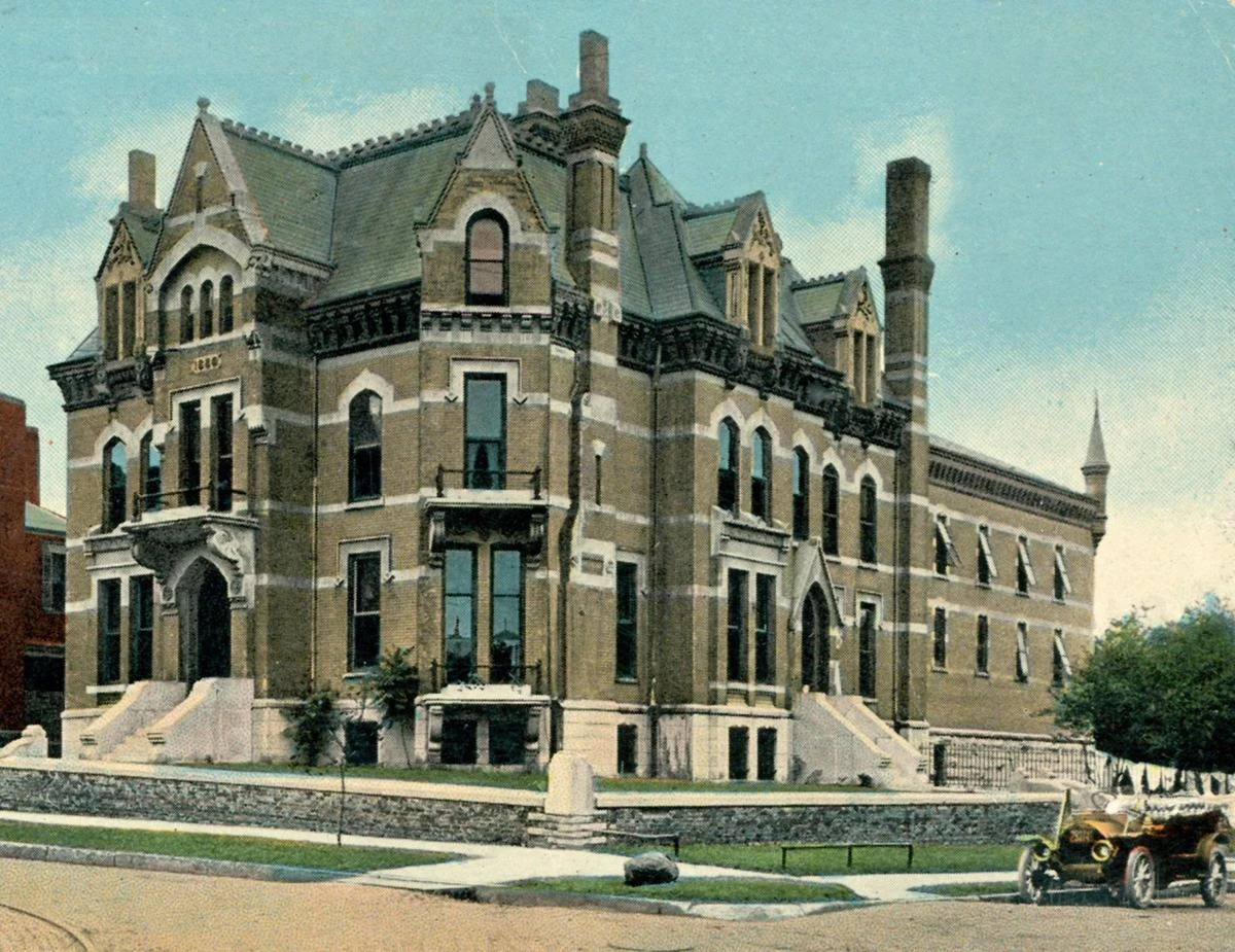 Located at the corner of Madison and Monroe streets in downtown Bloomington, this building served as the McLean County jail from 1882 to 1977.